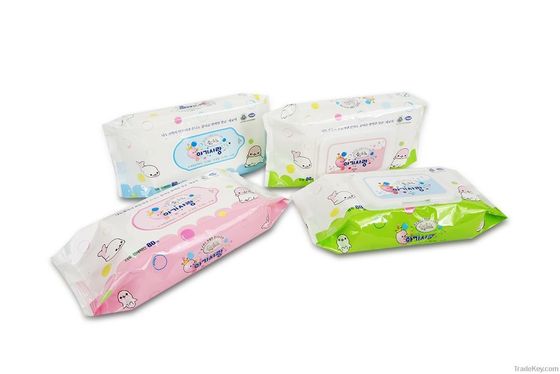 Trapos mojados de la limpieza de la piel del bebé del tejido del bebé de la boca y de la mano con el papel sin pelusa